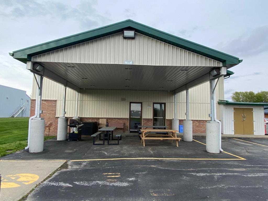 Wallaceburg Inn Exterior photo